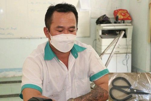 Dùng kéo đâm chết người vì bênh vợ