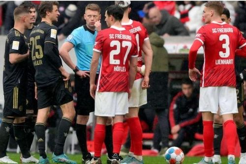 Khó tin nhưng có thật, Bayern chơi với 12 cầu thủ đấu Freiburg