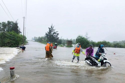 Thừa Thiên Huế: Nước lũ cuốn trôi người phụ nữ đi chợ, tử vong thương tâm