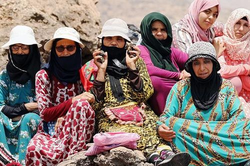 Phụ nữ Maroc ngâm mình trong nước biển 5 giờ mỗi ngày để mưu sinh