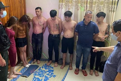 Khởi tố 10 đối tượng thuê phòng VIP để 'hút hít'