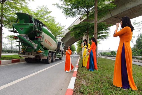 Bất chấp nguy hiểm, nhiều người đứng giữa đường check-in hàng cây bàng