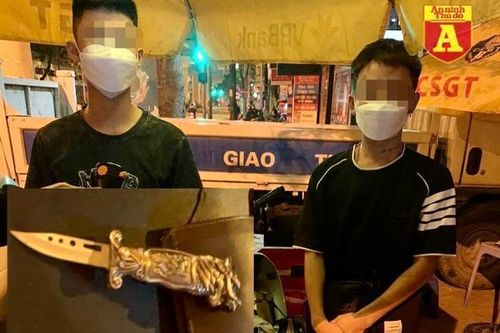 Cảnh sát 141 tóm gọn 2 thanh niên mang dao nhọn 'dạo phố' ban đêm