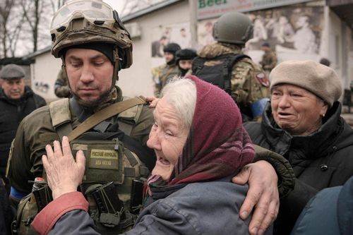 Kyiv được giải phóng, tên lửa vẫn xé ngang trời Ukraine