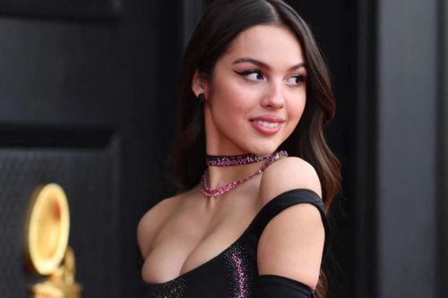 Chiếc váy của Olivia Rodrigo ở Grammy 2022 giống 'Bridgerton'
