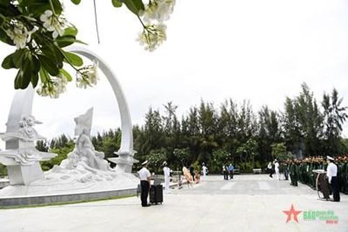 Đoàn công tác số 1 dâng hương tưởng niệm các chiến sĩ Gạc Ma