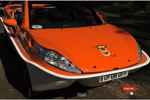 Chiếc Ford Fiesta kỳ dị thế giới - vừa chạy trên cạn, vừa 'biết bơi'