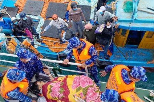 Cảnh sát biển vượt sóng to, gió lớn cứu sống ngư dân gặp nạn trên biển