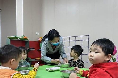 Giáo viên Nghệ An vui mừng đón học sinh trở lại trường