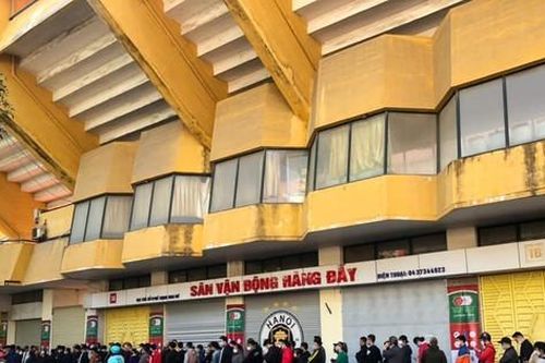 Người hâm mộ xếp hàng dài mua vé xem Quang Hải đá trận cuối cùng tại V.League