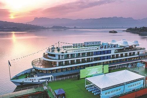 Du thuyền chạy điện lớn nhất thế giới ra khơi