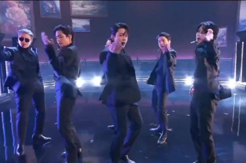 J-hope 'vồ ếch' trên sân khấu biểu diễn của BTS tại Grammy 2022