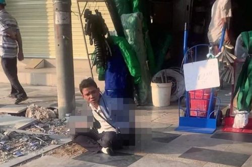 Người đàn ông ngồi sau xe máy kề dao đòi cắt cổ bạn gái vì nổi cơn ghen tuông