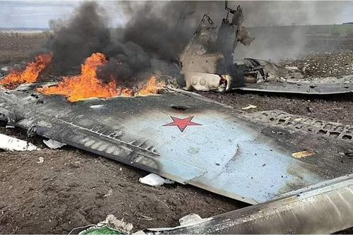 Ukraine công bố ảnh xác máy bay Su-35 của Nga bị trúng đạn bốc cháy, khói đen dày đặc