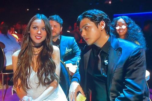 Ngắm loạt ảnh chế hài hước về cảnh thân mật gây sốt của V (BTS) và Olivia Rodrigo