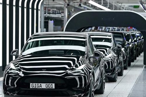 Doanh số các 'ông lớn' ô tô đồng loạt sụt giảm, riêng Tesla ngược dòng