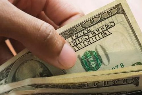 Lý do đồng USD suy yếu bởi các lệnh trừng phạt Nga
