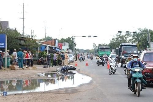 Ba mẹ con gặp nạn do va chạm với xe tải