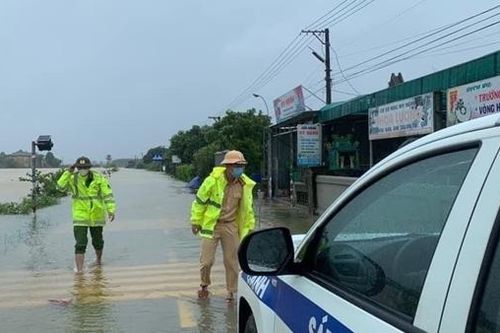 Băng qua đê, 1 thanh niên bị nước lũ trái mùa cuốn tử vong