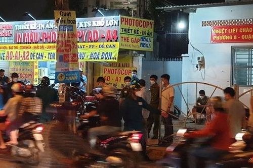 Phụ huynh đến đón con đâm tử vong dân quân trước cổng trường