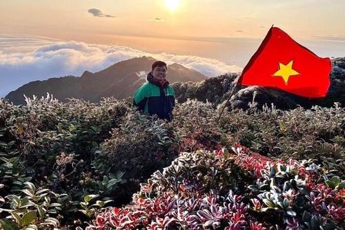 Băng giá phủ trắng đỉnh U Bò, Sơn La