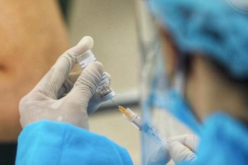 Bé 8 tháng bị tiêm nhầm vaccine COVID-19: Tạm đình chỉ nhân viên y tế