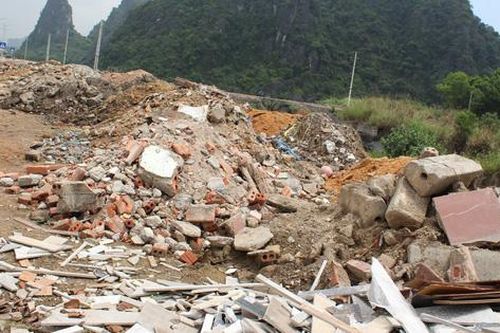 Quảng Ninh: Hành lang đường bao biển nguy cơ biến thành bãi tập kết rác thải