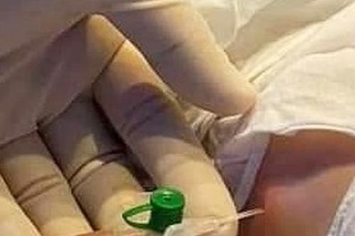 Bé 28 ngày tuổi mắc COVID-19 diễn tiến nặng