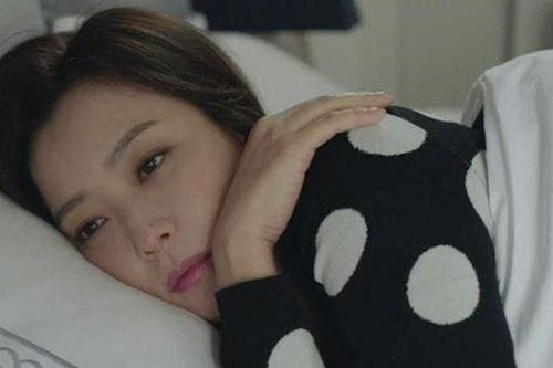 Chăm em gái ở cữ, nửa đêm tôi bưng ly sữa vào phòng thì đứng sững tại chỗ khi nghe tiếng quát của em rể