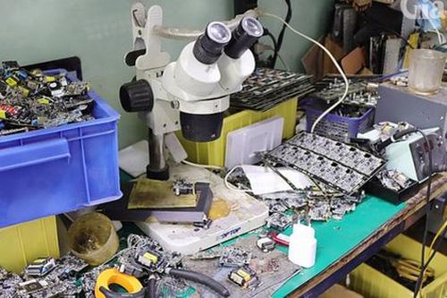 Nhập phế liệu điện tử trên mạng, gian thương Hà Nội 'hô biến' thành hàng chục vạn sạc điện thoại, ipad Samsung 'chính hãng', bán cho người tiêu dùng