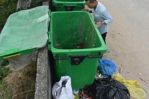Rác thải ùn ứ la liệt ở xã biển, người dân khổ sở vì sống chung với rác