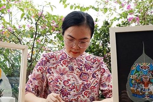 Người vẽ tranh trên lá