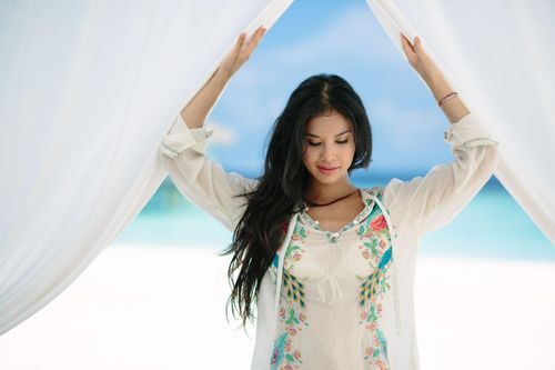 Tiết lộ bất ngờ về nữ ca sĩ gốc Việt thắng giải Grammy 2022