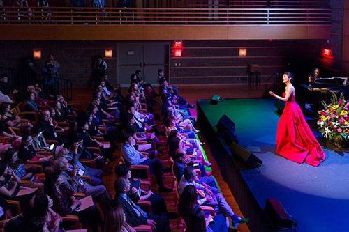 Nữ ca sĩ gốc Việt giành giải Grammy