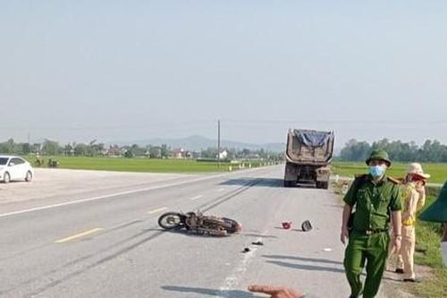 Vợ chết, chồng bị thương sau khi va chạm với xe tải