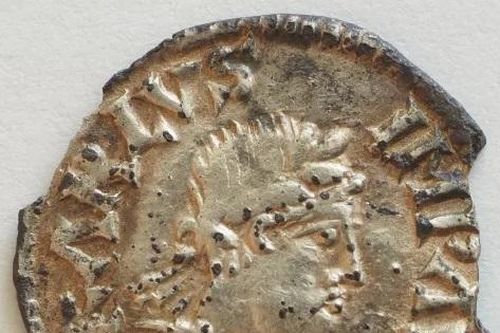 Tìm thấy đồng xu hiếm 1.200 năm tuổi có hình hoàng đế La Mã cổ đại