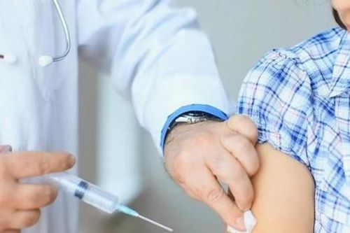 Trẻ em và người lớn là F0 khỏi bệnh sẽ tiêm vắc xin phòng COVID-19 như thế nào?