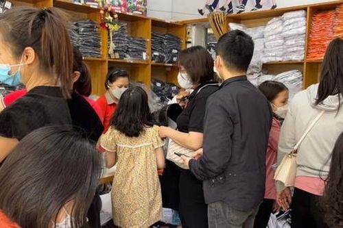 Phụ huynh Hà Nội tất bật sắm đồng phục cho trẻ trở lại trường