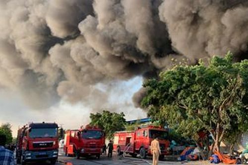 Cháy lớn tại công ty thu gom vải vụn và phế liệu ở huyện Nam Sách, Hải Dương