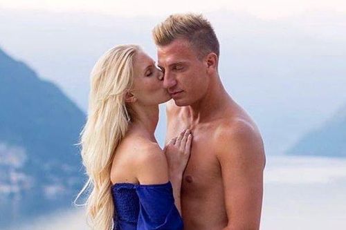 Maxi Lopez đính hôn với người mẫu xinh đẹp sau 8 năm chia tay Wanda