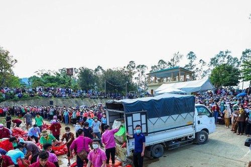 Hàng trăm phật tử phóng sinh 12 tấn thủy sản về dòng sông Lam