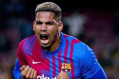 Araujo tức giận khi Barca mời chào Christensen và Rudiger mức lương hấp dẫn