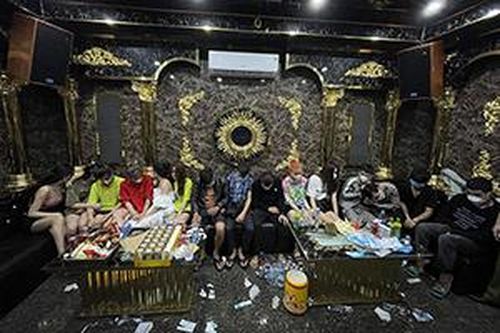 Nghệ An: Bắt nhóm 'nam thanh, nữ tú' mở tiệc ma túy trong quán Karaoke Phượng Phi Thường