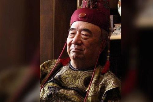 Kề cạnh chủ tử, thái giám hầu đủ việc, phi tần đi tắm buổi tối cũng 'không rời nửa bước'