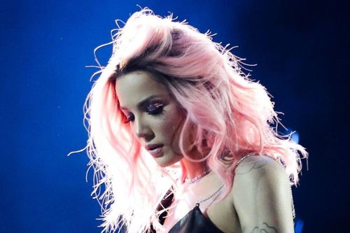 Halsey vẫn xem màn trình diễn của những người bạn thân BTS, mặc dù cô cảm thấy không khỏe