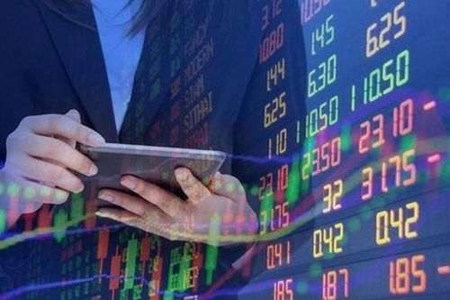 Cổ phiếu chứng khoán đang kém hấp dẫn hơn cổ phiếu ngân hàng?