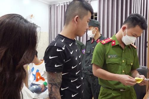 52 đối tượng phê ma túy trong quán karaoke
