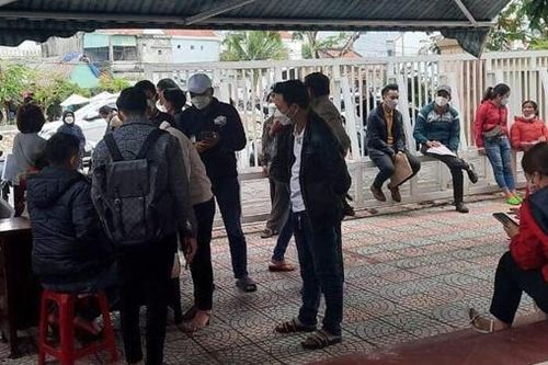 Dân đổ xô làm thủ tục giấy tờ đất đai vì tin đồn 'sốt đất vùng ven'