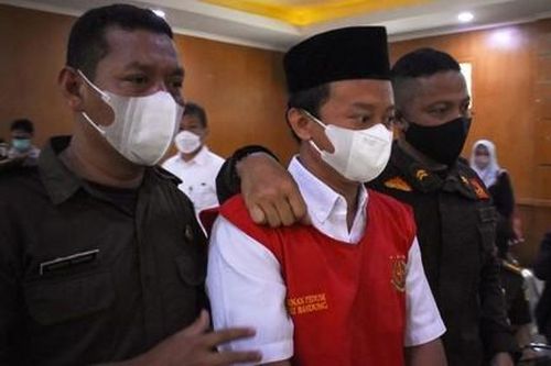 Tòa án Indonesia tuyên án tử hình giáo viên xâm hại 13 học sinh