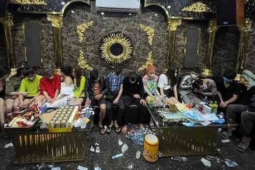 Bắt quả tang 16 nam, nữ thuê phòng karaoke mở 'tiệc ma túy'